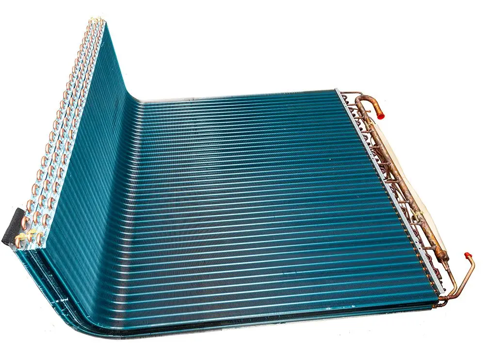 Wärmetauscher von Daikin mit kupfernen Anschlussrohren und schmalen, blauen Lamellen. Das Produkt hat eine rechteckige Form und ist für Heiz- oder Kühlanlagen konzipiert.